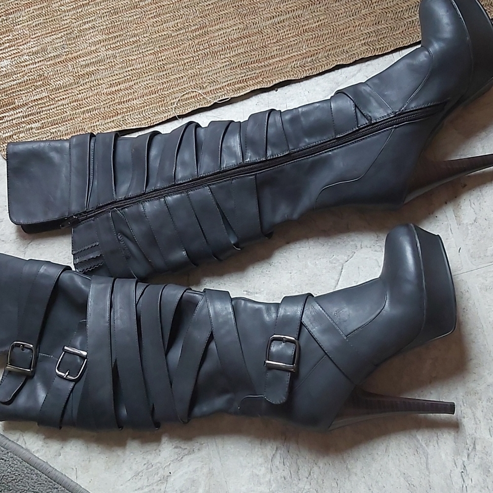 Boots - Picture 3 of 5